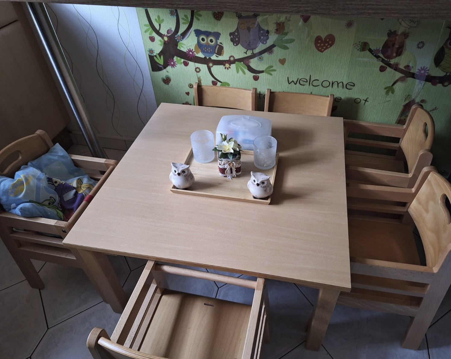 Gemütlicher Kindertisch mit passenden Stühlen im Eulen-Design